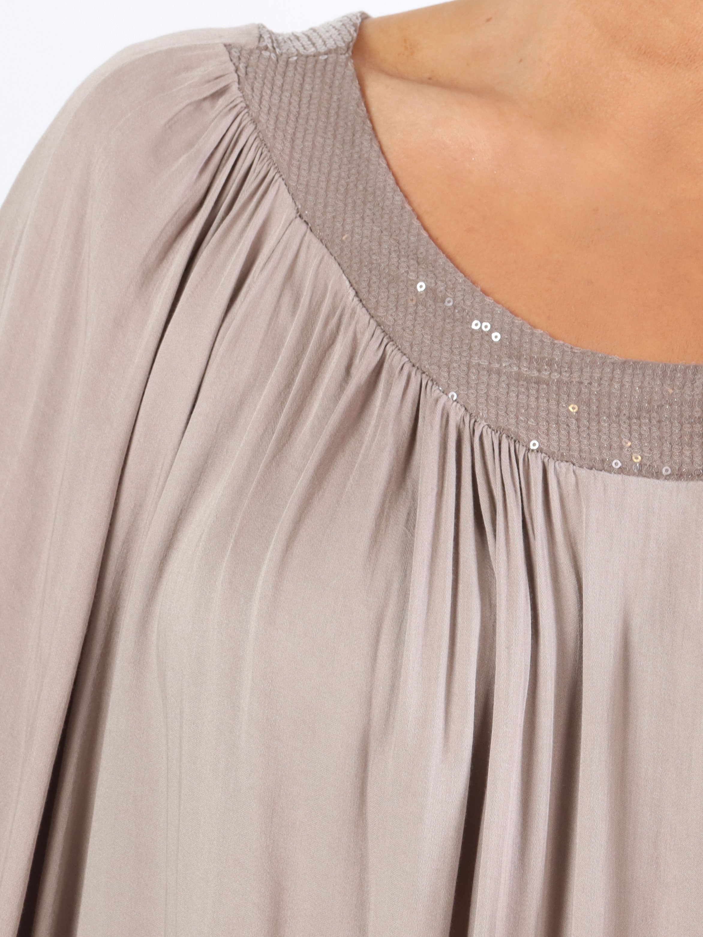 Dolores - Plus size tunikakjole med pailletter og broderinger